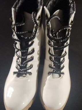 Qupid Tilly Ivory Combat Boots Faux Leather Cushioned Collar Size 8